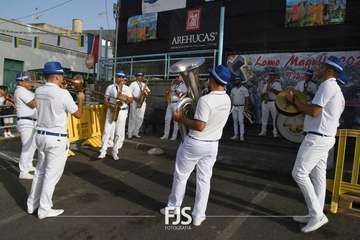 Lomo Magullo abraza la vida con la escultura homenaje a la Traída del Agua/Francisco Javier Santana y TA.